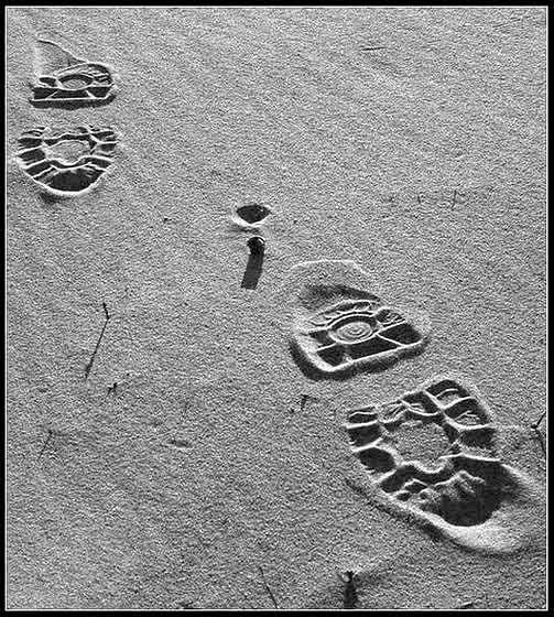След эхо. Следы на песке. Следы человека криминалистика. Следы обуви на песке криминалистика. Следы отображения.
