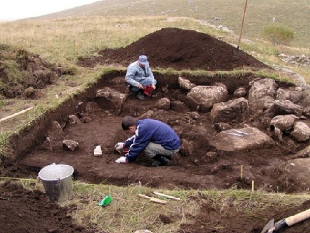 Первые слои земли раскапывают машинами. 