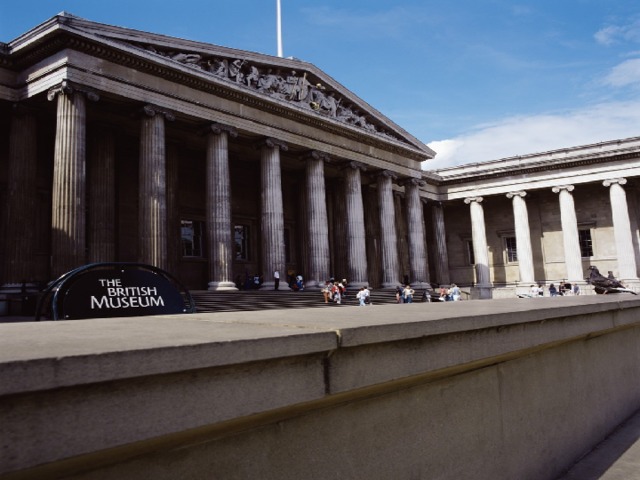 Британский музей    Британский музей основан в 175З году и является старейшим музеем мира. В нем размещены имеющие общенациональное значение коллекции экспонатов по археологии и истории, монеты и медали, сокровища древнего Рима, Греции, Египта, стран Востока и Азии, а также первобытного общества.   В музее находится более 94 галерей и более тысячи предметов искусства. 