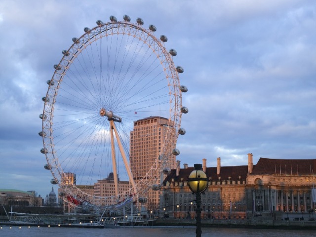 London Eye   Из прозрачной капсулы этого самого высокого в мире (135м.) колеса обозрения, построенного на берегу Темзы к празднованию Миллениума, открывается хороший вид на центральный Лондон. Полет (как официально называется сеанс) продолжается 30 минут.    