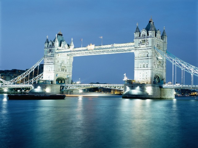 Тауэрский мост  Тауэрский мост  (англ.  Tower Bridge ) — разводной мост в центре Лондона над рекой Темзой, недалеко от Лондонского Тауэра. Иногда его путают с Лондонским мостом(данный факт относится только к некоторым странам, прим. США, в большинстве-же стран их никто не путает), расположенным выше по течению. Открыт в 1894 году. Также является одним из символов Лондона и Британии. 