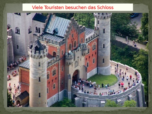  Viele Touristen besuchen das Schloss 