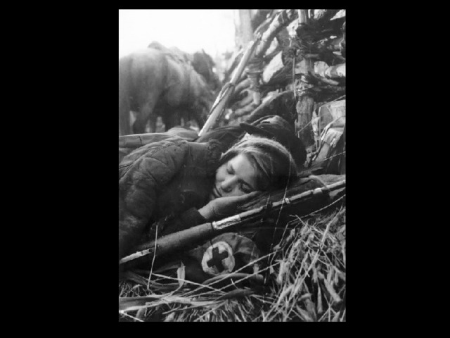 Песни войны соловьи. Женщины на войне 1941-1945 Самсонова. Женщина на войне под шинелью.