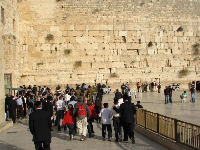 Изра́иль,официальное название — Государство Изра́иль‎‎) — государство в Юго-Западной Азии. Население, по данным Центрального статистического управления Израиля на сентябрь 2014 года, составляет 8,25 млн человек, территория — 22 072 км². Занимает 97-е место в мире по численности населения и 147-е по территории.   