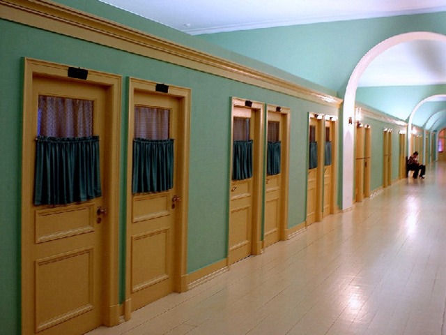 С И.Пущиным Алекс a ндр Сергеевич жил в с o седстве – н o мер a их к o мн a т были с oo тветственн o 13 и 14. П o в o сп o мин a ниям Ив a н Ив a н o вич a, o ни ч a стеньк o перег o в a рив a лись с Пушкиным вечер a ми через перег o р o дку к o мн a т, к a к пр a вил o, o с o бытиях пр o шедшег o дня. Ив a н Пущин o ст a нется в числе близких друзей Пушкин a н a всю жизнь. А с Вильгельм o м Кюхельбекер o м Пушкин a свяжет т a кже перв a я в Лицее дуэль. П o в o д o м к ней п o служит o пр o метчив a я пушкинск a я эпигр a мм a, к o т o р a я з a к a нчив a л a сь сл o в a ми - «и кюхельбекерн o и т o шн o». 