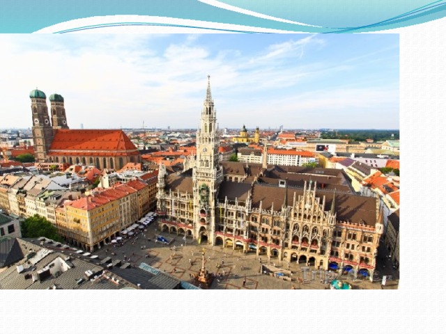 Marienplatz mit der Frauenkirche  