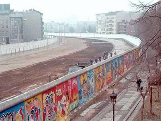 Damals Wunsch heute Wirklichkeit: Die Westseite der Berliner Mauer war immer eine beliebte Fläche für Graffiti - auch wenn sie nicht allzuschwer zu besprühen war. Die Ostseite wäre da ob des 