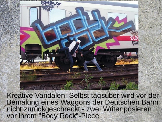 Kreative Vandalen: Selbst tagsüber wird vor der Bemalung eines Waggons der Deutschen Bahn nicht zurückgeschreckt - zwei Writer posieren  vor ihrem 