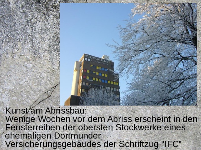 Kunst am Abrissbau: Wenige Wochen vor dem Abriss erscheint in den Fensterreihen der obersten Stockwerke eines ehemaligen Dortmunder Versicherungsgebäudes der Schriftzug 