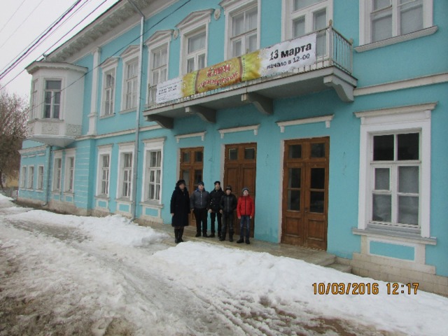 Следующую остановку мы совершили у гостиницы Пожарского. Этот бойкий постоялый двор-трактир более 20 раз принимал под свой кров А.С.Пушкина, где в одной из комнат со световым оконцем-фонариком, в левом крыле дома, по преданию любил останавливаться поэт. Однажды, возвращаясь из Москвы, он купил в вестибюле гостиницы два дамских пояса, расшитых золотой нитью, в подарок княгине Вяземской.    