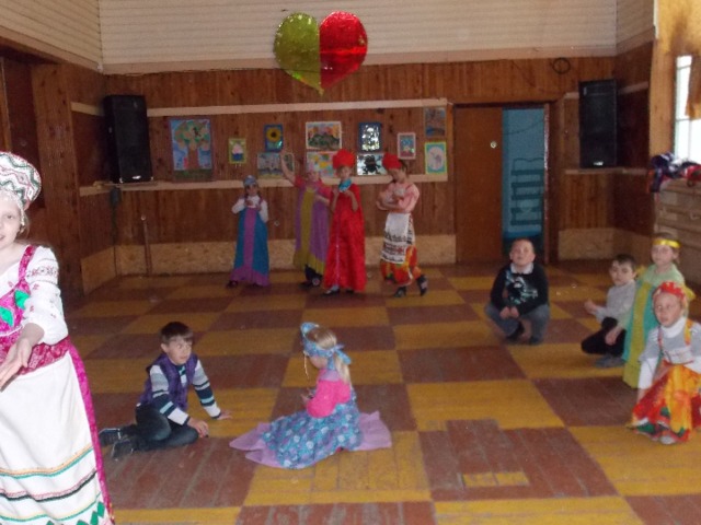 Русская народная игра «У медведя во бору, грибы ягоды беру» 1/13/18   