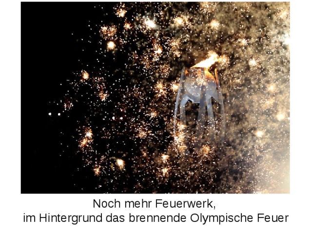 Noch mehr Feuerwerk, im Hintergrund das brennende Olympische Feuer 