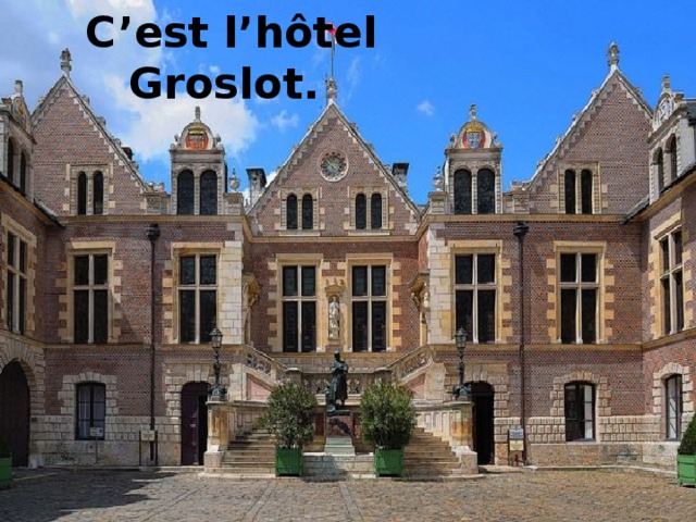 C’est l’hôtel Groslot.  