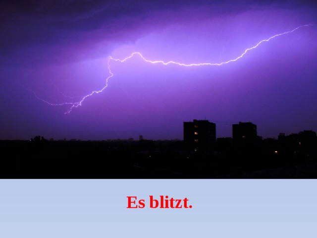 Es blitzt. 