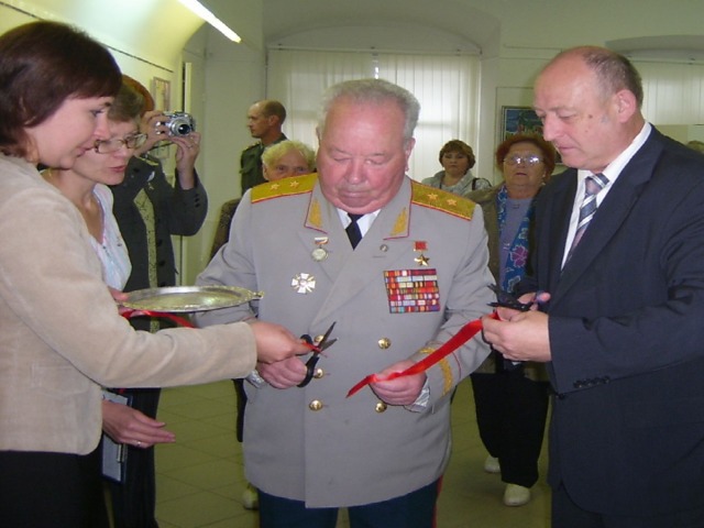 Решение Воткинской городской Думы от 27 июня 2007 года №250 учитывая большой вклад в развитие военно патриотического воспитания жителей города Воткинска Виталию Ульянову присвоено звание почетного гражданина Воткинск. 