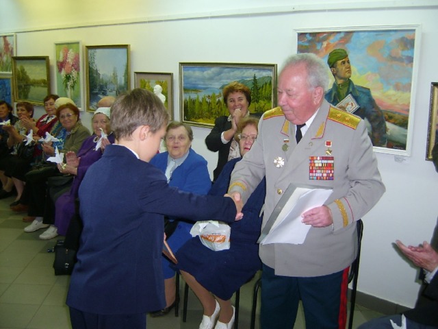 Решение Воткинской городской Думы от 27 июня 2007 года №250 учитывая большой вклад в развитие военно патриотического воспитания жителей города Воткинска Виталию Ульянову присвоено звание почетного гражданина Воткинск. 