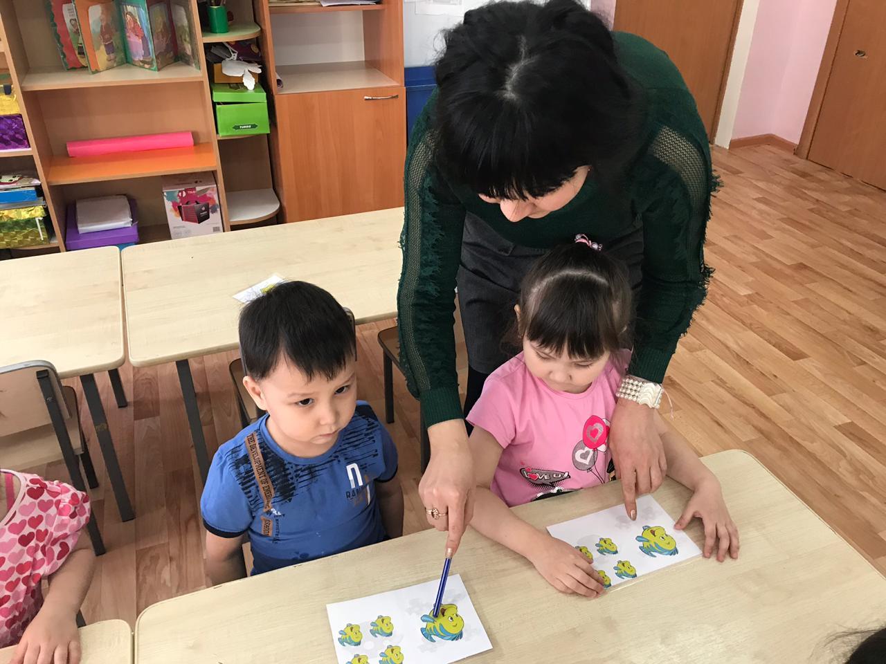 Сурет салу балабақшада. Балабақша картинки. Дошкольное образование в Узбекистане. Тренинг ойындар психология. Логопед сабақтары.