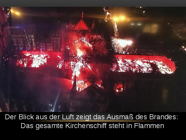 Der Blick aus der Luft zeigt das Ausmaß des Brandes: Das gesamte Kirchenschiff steht in Flammen 