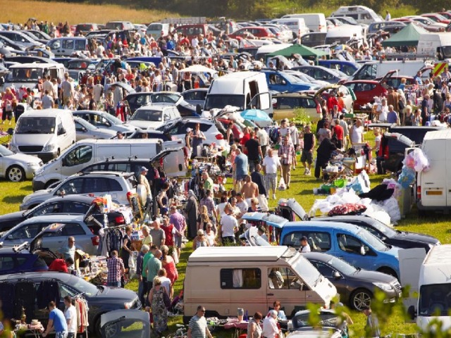 car boot sale сущ.; разг.; брит.;   амер.  garage  sale  ; = boot sale распродажа вещей домашнего обихода из багажника автомобиля  (в парке или на пустыре) 