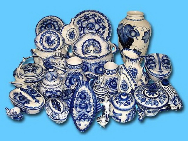 В начале XIX века в Бронницком уезде была найдена белая глина, пригодная для изготовления фарфора, после чего в селе Володино был построен первый фарфоровый завод. Основатель этого завода, Павел Куликов, познавал секреты производства фарфоровых изделий на заводе в деревне Перово. По свидетельствам, для того, чтобы сохранить технологию фарфора в тайне, производством Куликов занимался сам, прибегая к помощи двух гончаров и одного рабочего. С этого небольшого предприятия стало развиваться производство фарфора в Гжели.  