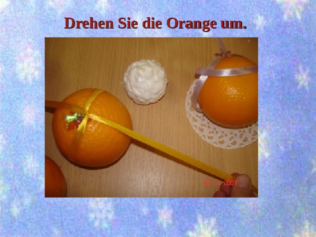Drehen Sie die Orange um.  