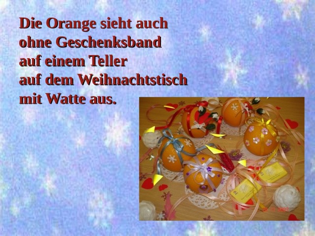 Die Orange sieht auch ohne Geschenksband auf einem Teller auf dem Weihnachtstisch mit Watte aus.  