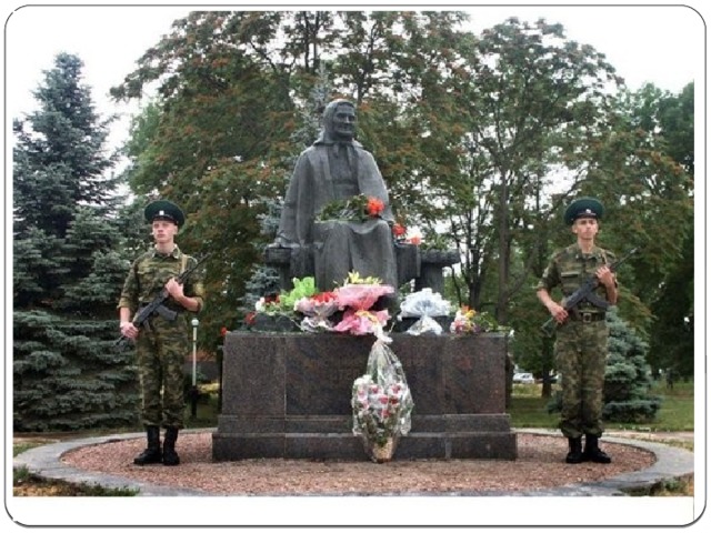 Последние годы Епистиния Фёдоровна, персональная пенсионерка союзного значения, жила в Ростове-на-Дону, в семье единственной дочери - учительницы Валентины Михайловны Коржовой. Там же и умерла 7 февраля 1969 года. Солдатскую мать похоронили в станице Днепровской Тимашёвского района Краснодарского края со всеми воинскими почестями, где в символическую братскую могилу «положили» и её сыновей. Вскоре там возник целый мемориал, посвящённый Степановым. Приравняв её материнский подвиг к ратному, Родина наградила Епистинию Фёдоровну Степанову боевым орденом «Отечественной Войны» 1 степени.  
