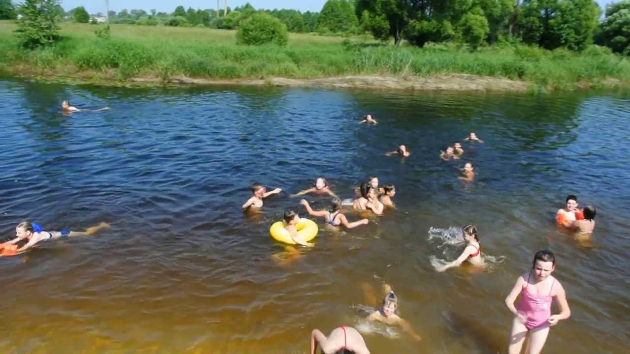 Можно купаться на троицу в водоеме. Лето купаться. Купание в водоемах. Купаемся на речке. Купаться в озере.