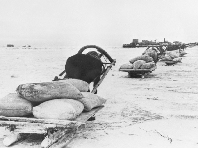   Водным путем грузы доставлялись в Ленинград еще в сентябре — ноябре 1941, а когда озеро замерзло, то продовольствие, топливо и другие грузы стали возить по льду. 