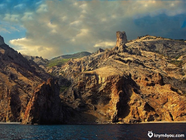 Крымские горы Гора Кара-Даг является потухшим вулканом много миллионов лет назад, но извержение было одно из самых мощных на всем Крымском побережье. Постепенно, остывая, гора стала преображать причудливые формы. Множество окаменелостей напоминают зверей, птиц, сказочных драконов и прочих волшебных персонажей. Сегодня Кара-Даг является заповедником, попасть в него можно только по пропуску, но для туристов самый простой и, пожалуй, самый популярный маршрут – это водная экскурсия с Коктебеля. 