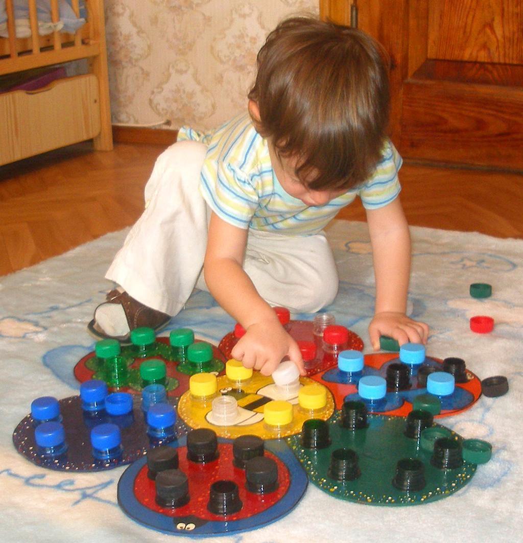 Первые игры малыша. Игрушки для развития моторики. Развивающие игрушки для детей 3 лет. Развивающие игрушки своими руками. Развивающие игрушки для детей 5 лет.
