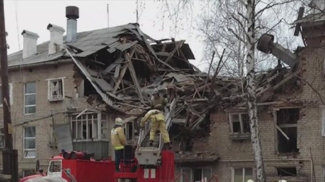 Наиболее распространенные причины пожаров и взрывов НЕ ИГРАЙТЕ С ОГНЕМ!!! Сбои в работе оборудования Неисправности в электросетях Безответственное обращение с огнем  теперь поговорим о наиболее распространенных причинах возникновения ЧС это конечно пожары и взрывы пожары и взрывы чаще всего происходят на производственных объектах, которые активно используют легковоспламеняющиеся и горючие вещества основными причинами пожаров являются неисправности в электросетях или сбой в работе того или иного оборудования. При возгорании емкости со взрывчатыми веществами происходит, взрыв который может привести к цепной реакции, если рядом находятся другие взрывчатые вещества. также стоит отметить что часто пожары и взрывы возникают в жилом секторе по вине человека. к пожару может привести любое безответственное обращения с огнём, например, игра со спичками, непотушенная сигарета и так далее. Если же Человек забыл перекрыть газ, который используется в газовых плитах то это впоследствии может привести к взрыву.  