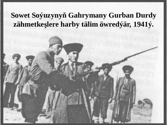 Sowet Soýuzynyň Gahrymany Gurban Durdy zähmetkeşlere harby tälim öwredýär, 1941ý. 