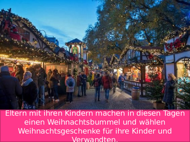 Eltern mit ihren Kindern machen in diesen Tagen einen Weihnachtsbummel und wählen Weihnachtsgeschenke für ihre Kinder und Verwandten. 